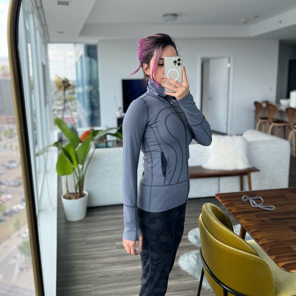 (SOLD) Lululemon define jacket size 2 with a matching headband - Picture 2 of 10
